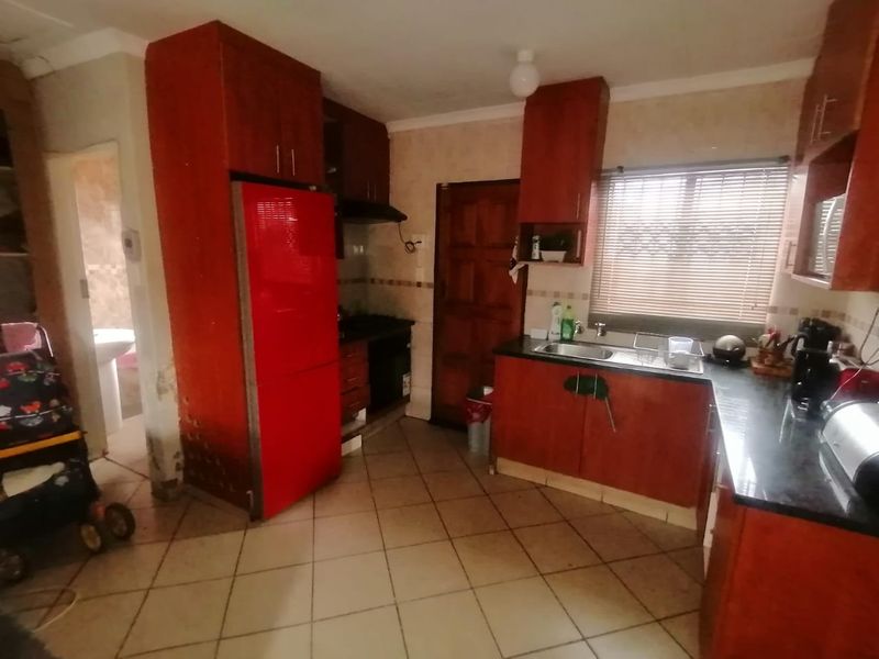 Discover a beautiful three bedroom house in Pretoria west - Photo 5
