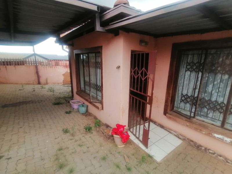 Discover a beautiful three bedroom house in Pretoria west - Photo 1