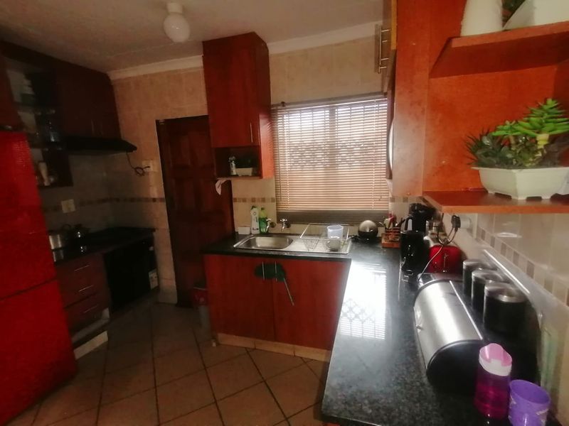 Discover a beautiful three bedroom house in Pretoria west - Photo 8