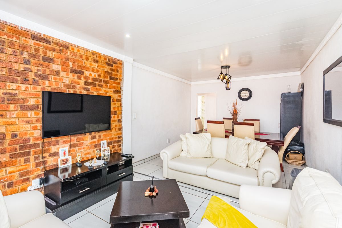 Well Maintained 3 Bedroom House - Photo 3