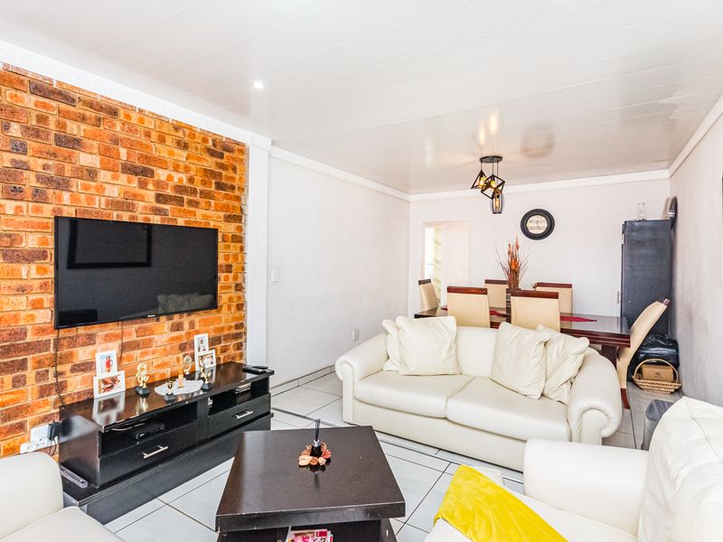 Well Maintained 3 Bedroom House - Photo 3