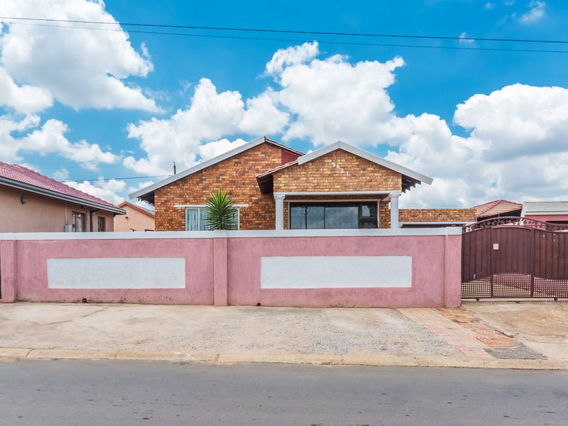 Well Maintained 3 Bedroom House - Photo 9