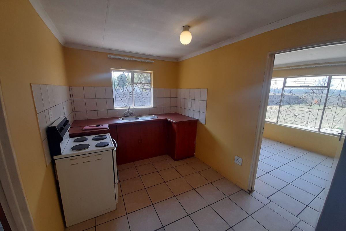 Neat & Cozy Home for the Newly Weds @ R6,150 - Photo 5