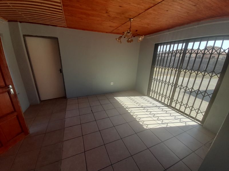 Neat & Cozy Home for the Newly Weds @ R6,150 - Photo 2