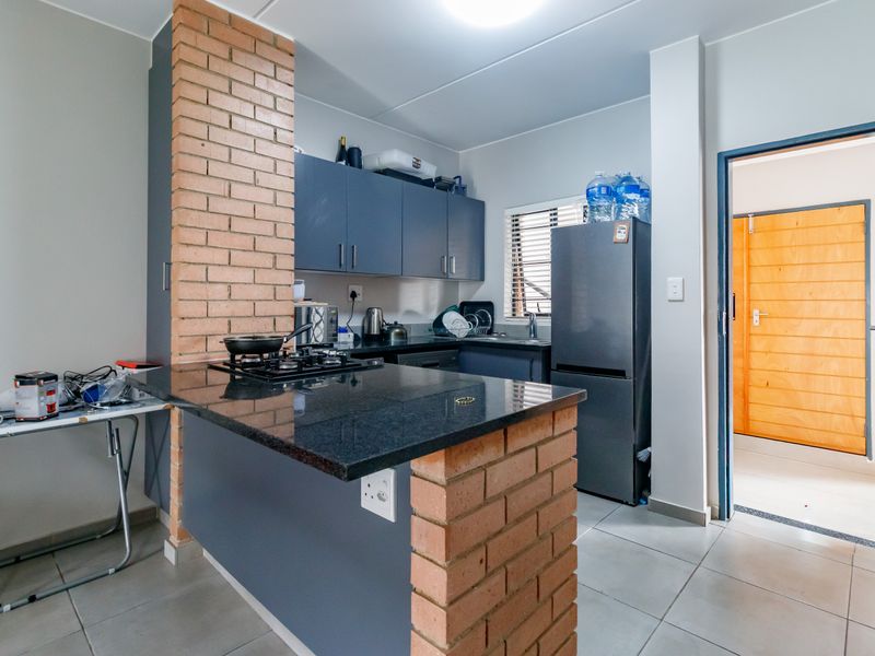 2 Bed 2 Bath Modern Unit on 1st Floor - Photo 5