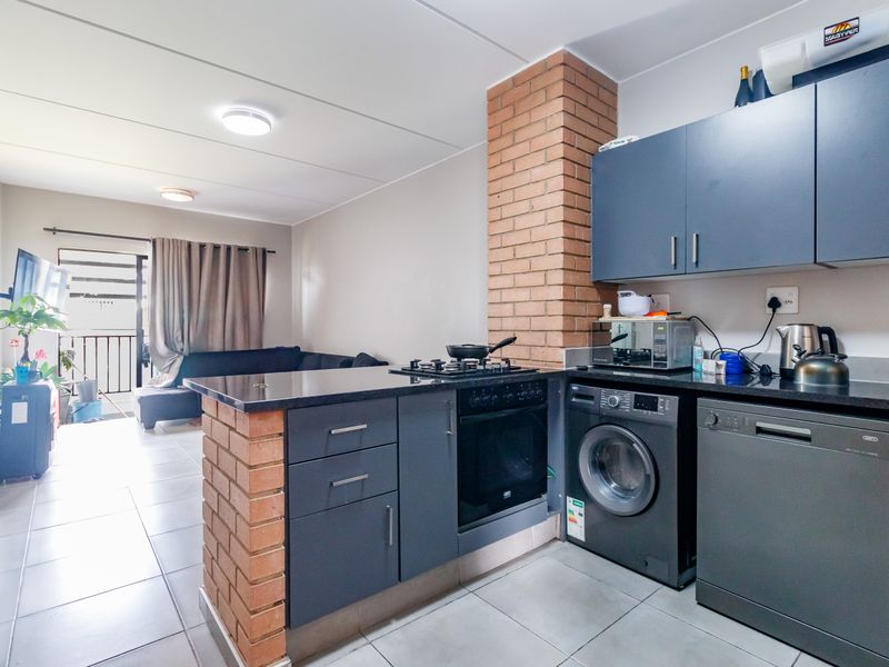 2 Bed 2 Bath Modern Unit on 1st Floor - Photo 2