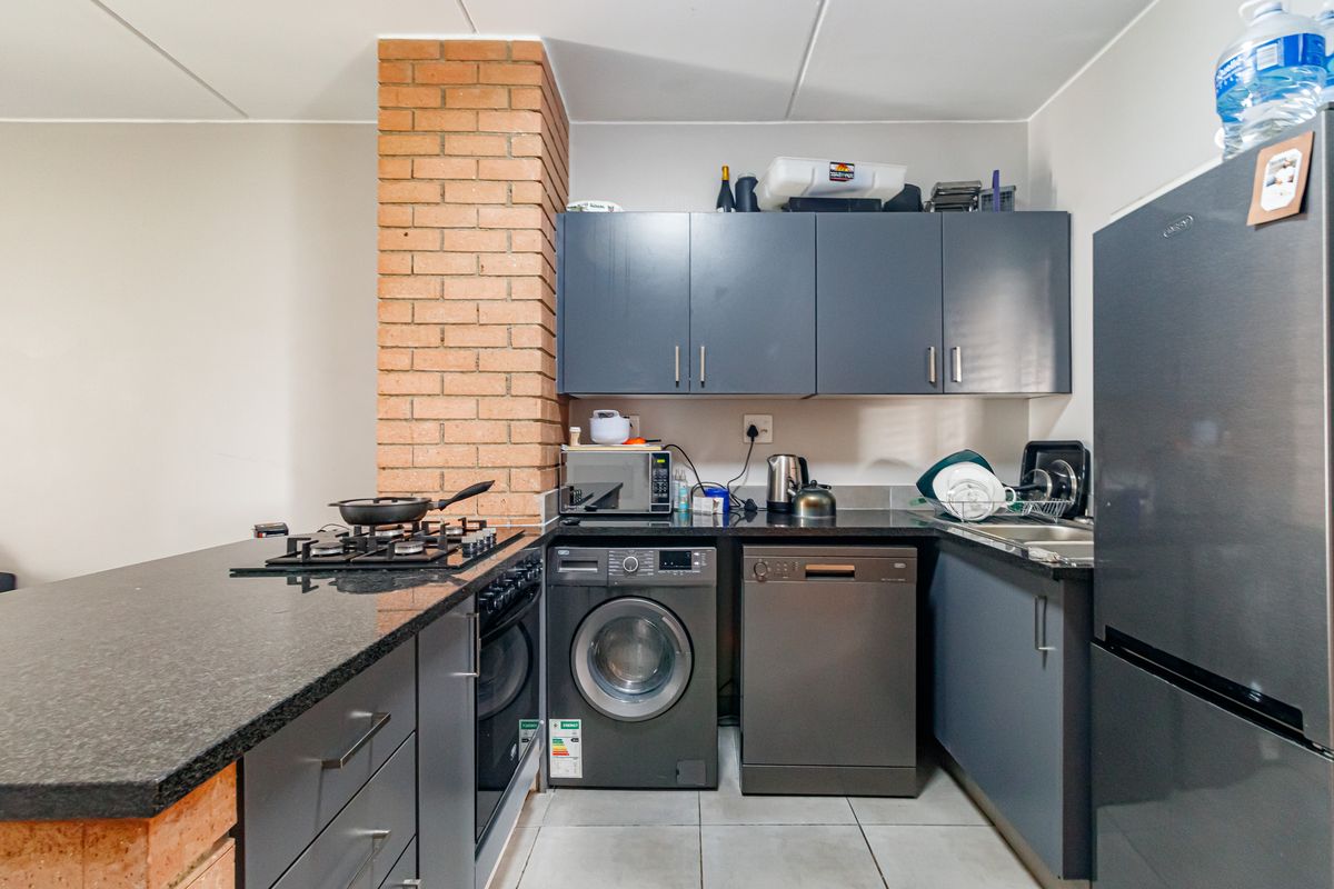 2 Bed 2 Bath Modern Unit on 1st Floor - Photo 4