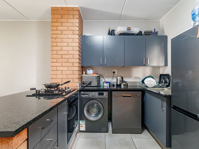 2 Bed 2 Bath Modern Unit on 1st Floor - Photo 4