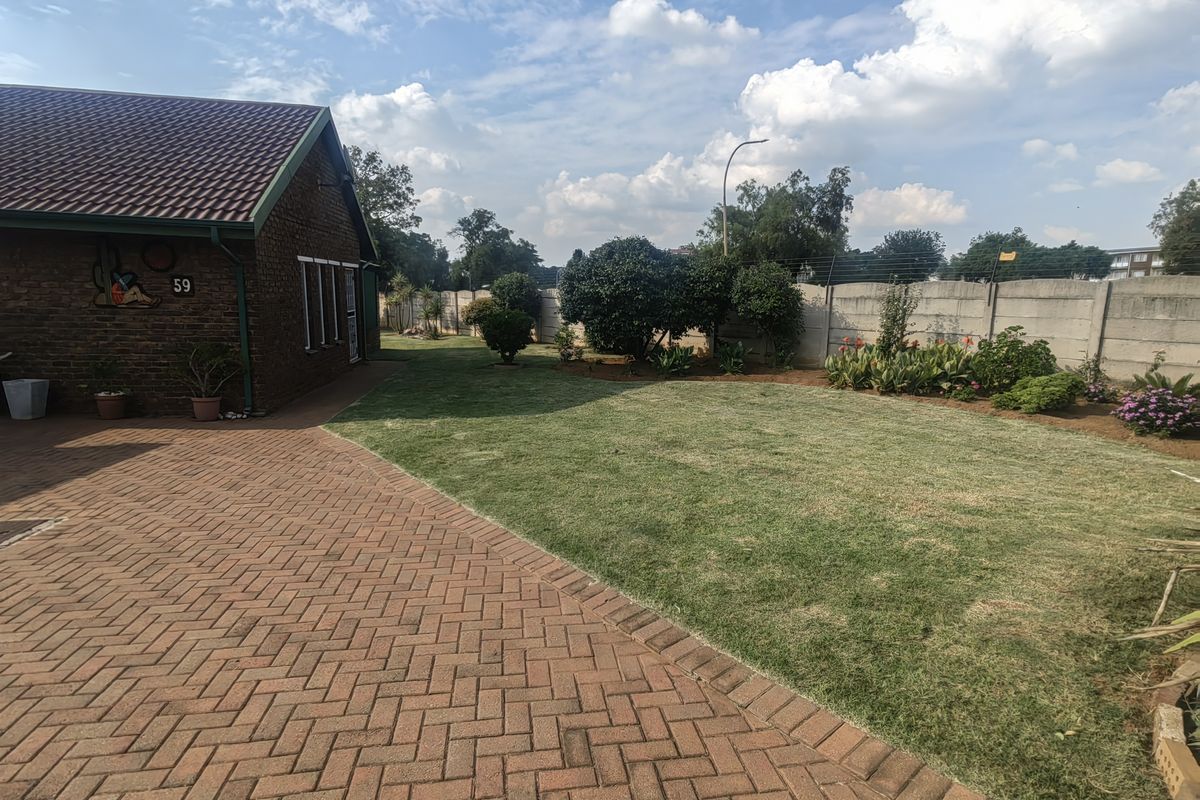 Almost Totally of the Grid 3 bed,2 bath property with Borehole in Rensburg, near Spar. - Photo 3