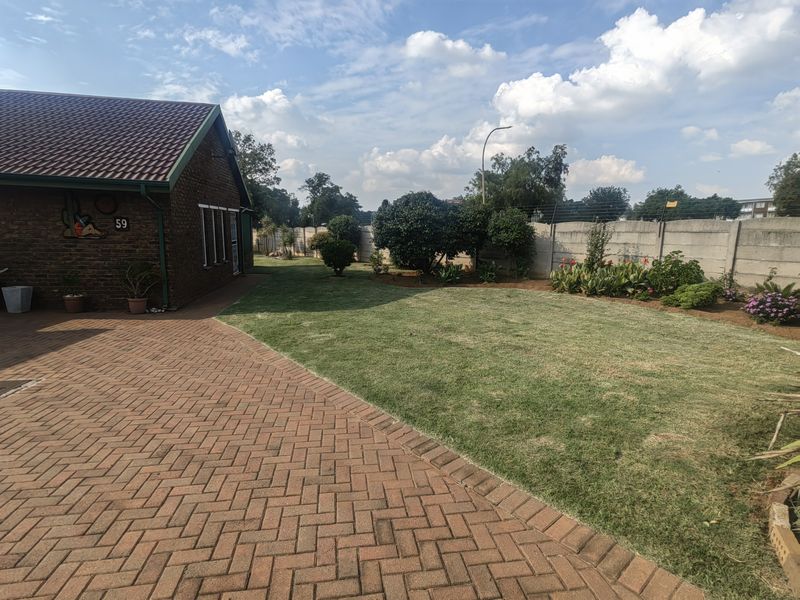 Almost Totally of the Grid 3 bed,2 bath property with Borehole in Rensburg, near Spar. - Photo 3
