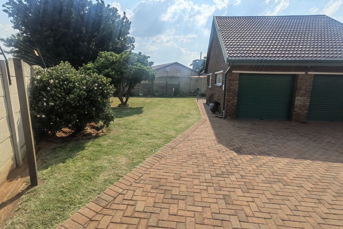 Almost Totally of the Grid 3 bed,2 bath property with Borehole in Rensburg, near Spar. - Photo 2