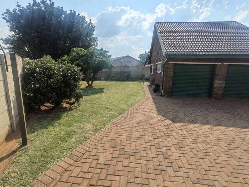 Almost Totally of the Grid 3 bed,2 bath property with Borehole in Rensburg, near Spar. - Photo 2