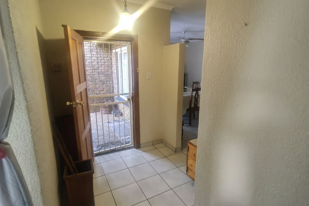 Almost Totally of the Grid 3 bed,2 bath property with Borehole in Rensburg, near Spar. - Photo 4