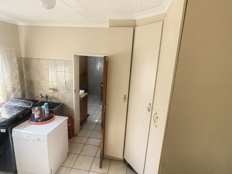 Almost Totally of the Grid 3 bed,2 bath property with Borehole in Rensburg, near Spar. - Photo 10