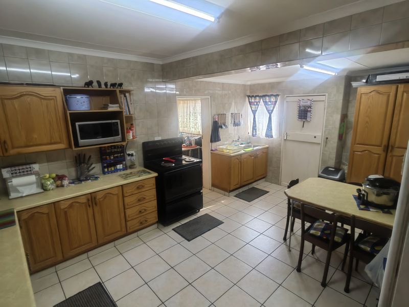 Almost Totally of the Grid 3 bed,2 bath property with Borehole in Rensburg, near Spar. - Photo 8