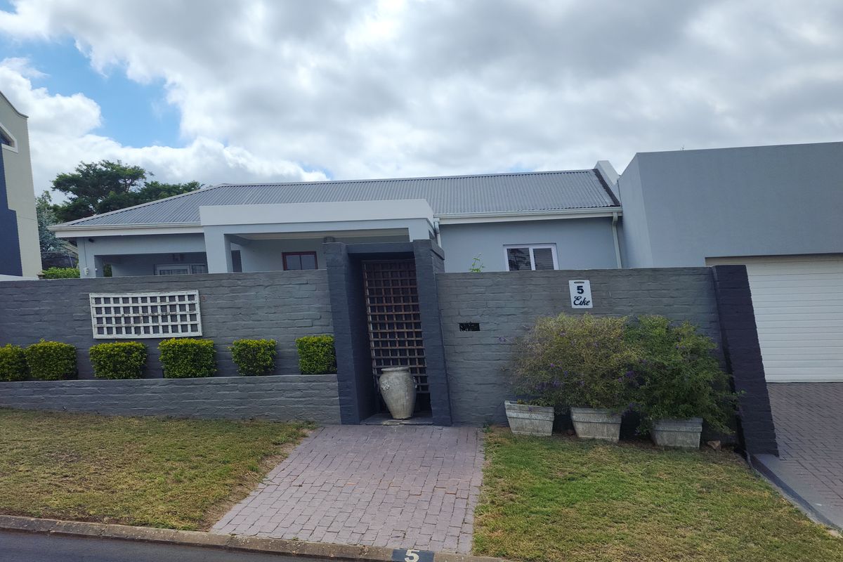 Luxury Living in This Immaculate 3-Bedroom Modern Home - Photo 2