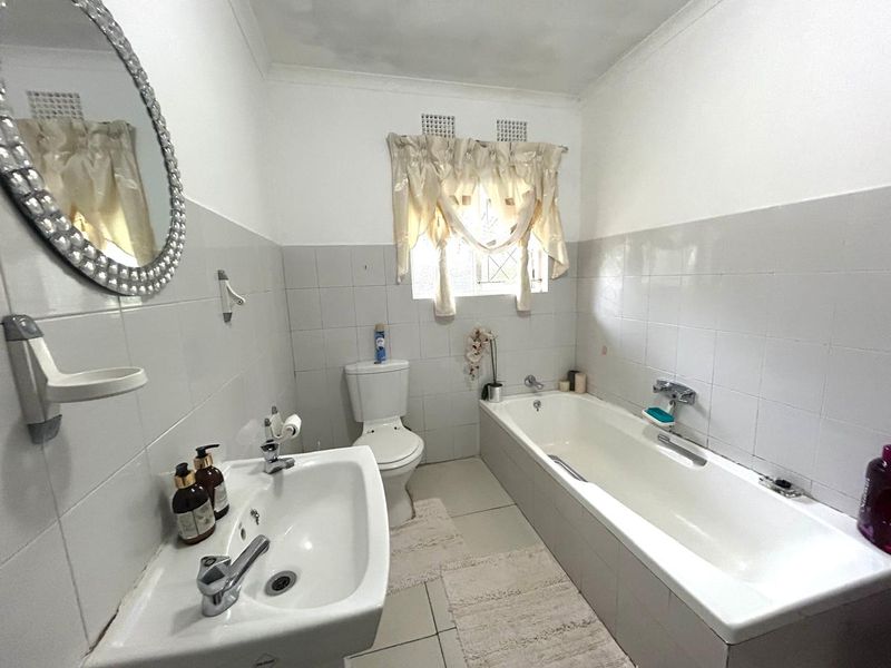 Five Bedroom Family Home - Photo 6