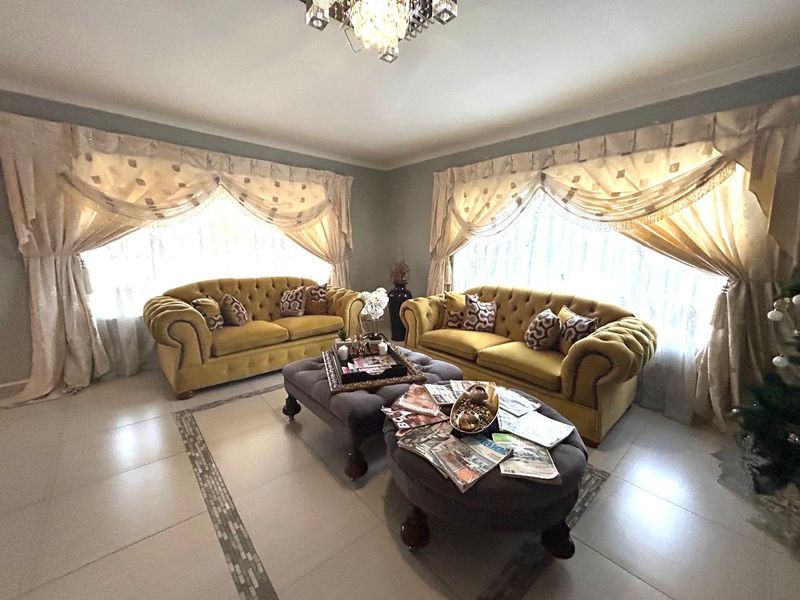 Five Bedroom Family Home - Photo 2