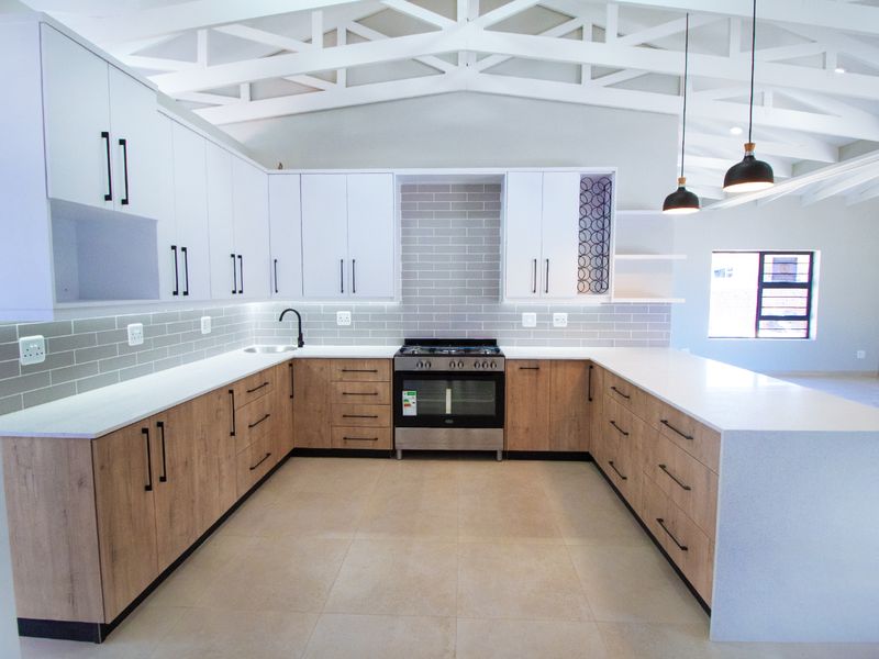 Contemporary Newly Built Family Home | Fountains Estate - Photo 10