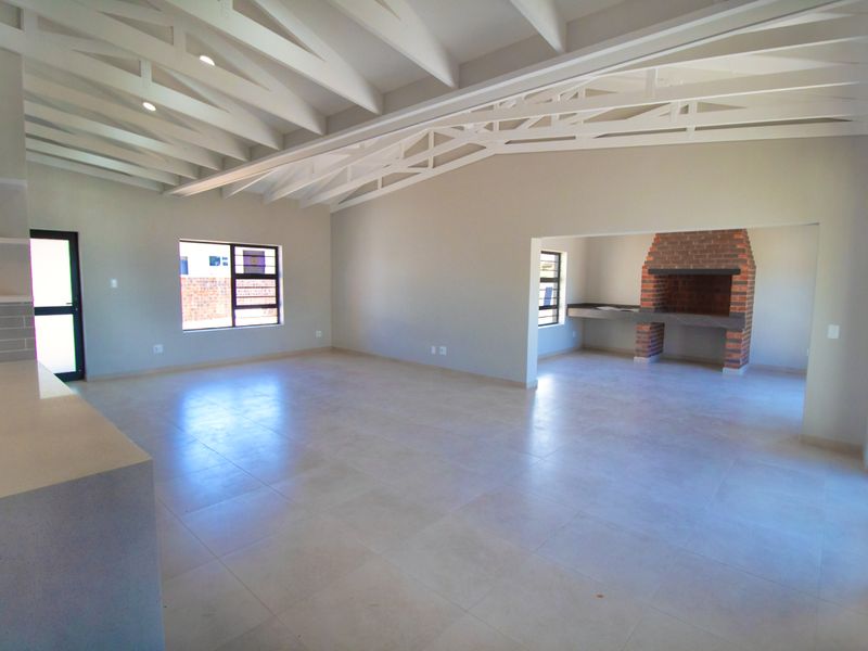 Contemporary Newly Built Family Home | Fountains Estate - Photo 8