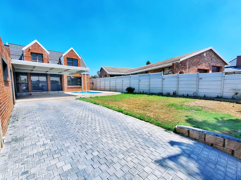 Secure, Entertainer-Friendly Family Home with Expansion Potential – Noorsekloof - Photo 3