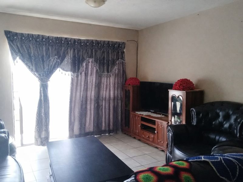 Stylish & Convenient 2‐Bedroom Apartment in Roodia – Heart of Potchefstroom! - Photo 2