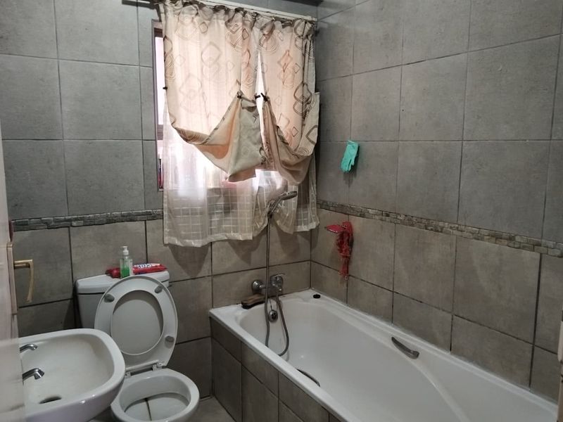 Stylish & Convenient 2‐Bedroom Apartment in Roodia – Heart of Potchefstroom! - Photo 9