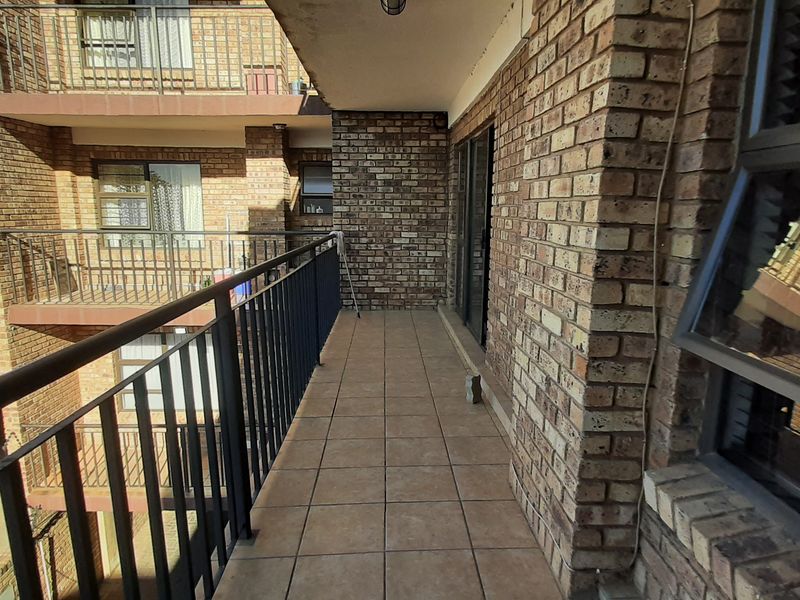 Stylish & Convenient 2‐Bedroom Apartment in Roodia – Heart of Potchefstroom! - Photo 10