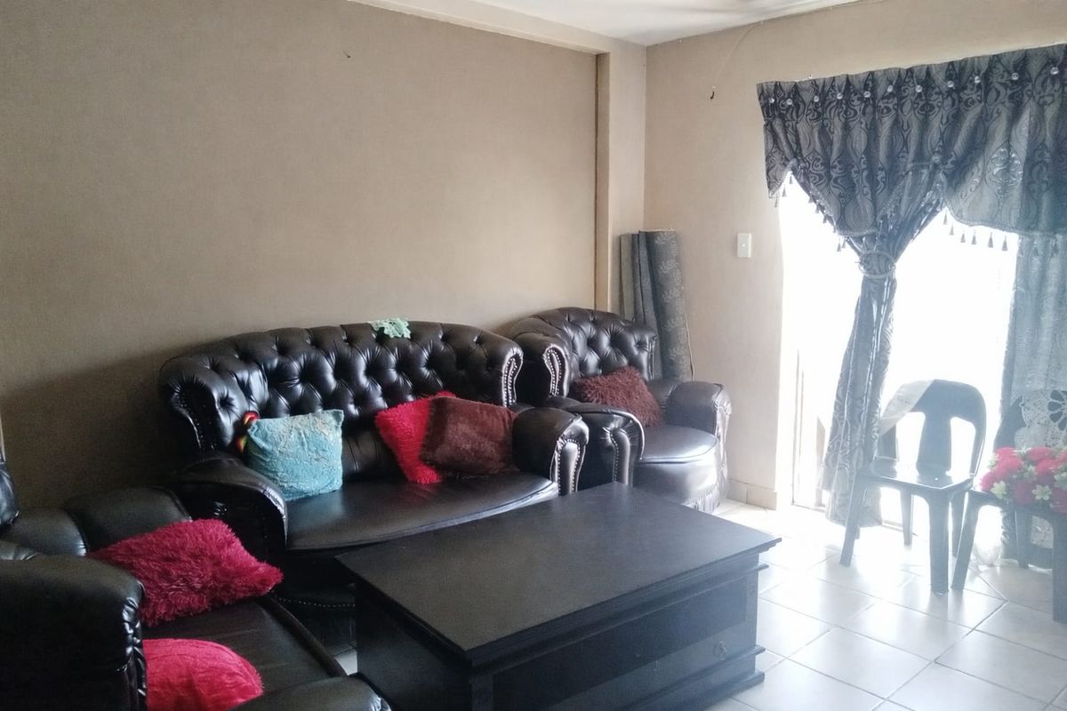 Stylish & Convenient 2‐Bedroom Apartment in Roodia – Heart of Potchefstroom! - Photo 3