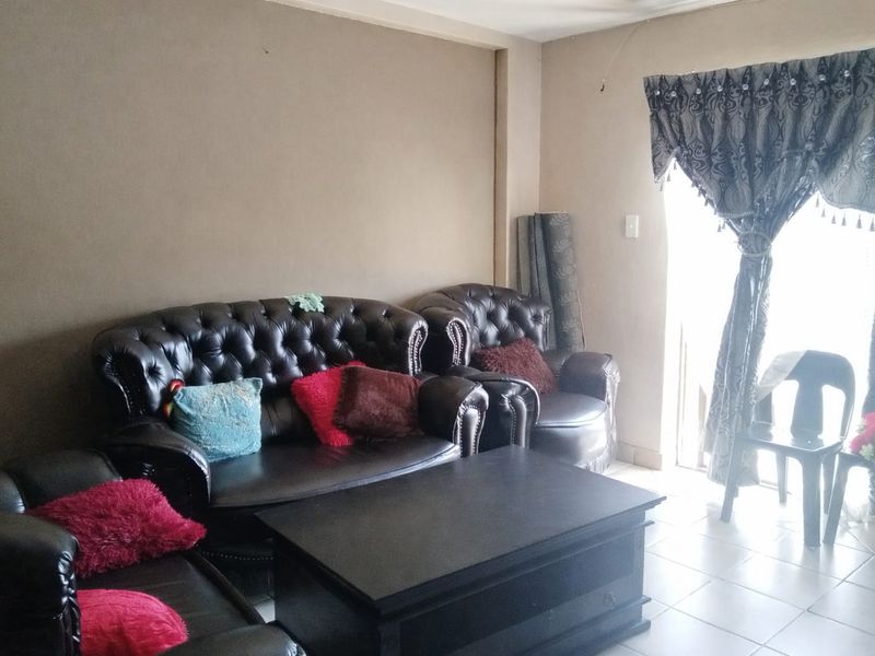 Stylish & Convenient 2‐Bedroom Apartment in Roodia – Heart of Potchefstroom! - Photo 3