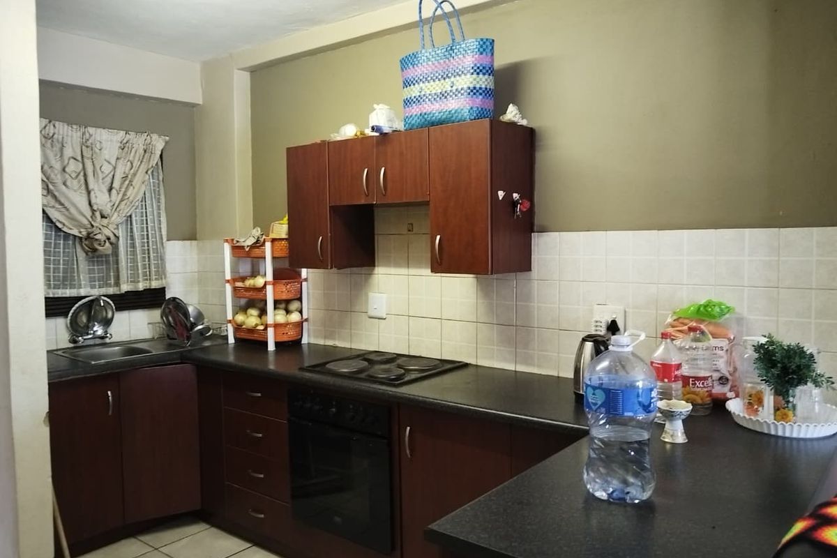 Stylish & Convenient 2‐Bedroom Apartment in Roodia – Heart of Potchefstroom! - Photo 4