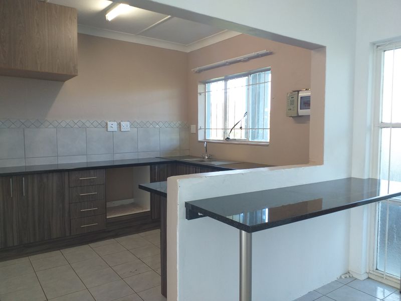 2 bedroom to Rent- Southernwood - Photo 3
