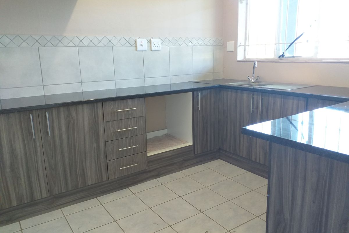 2 bedroom to Rent- Southernwood - Photo 4