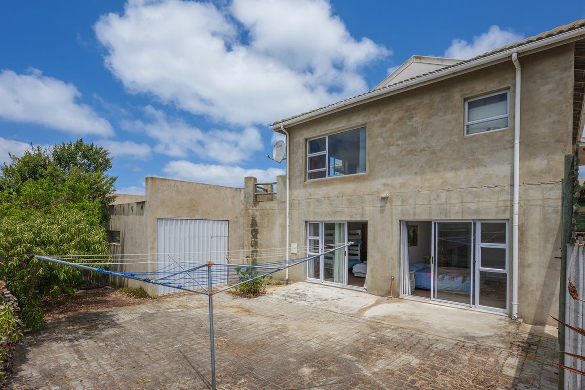 Spacious home with sea views - Photo 5