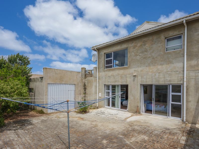 Spacious home with sea views - Photo 5