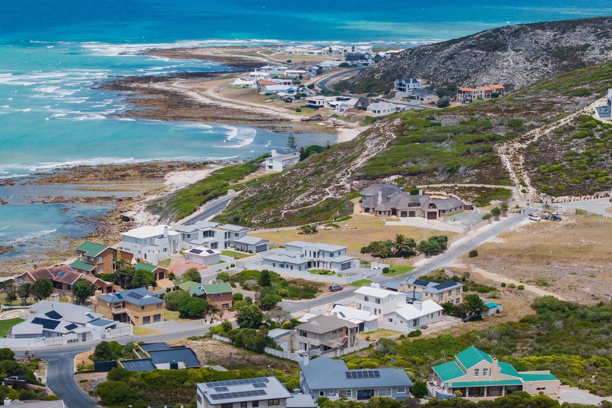 Spacious home with sea views - Photo 2