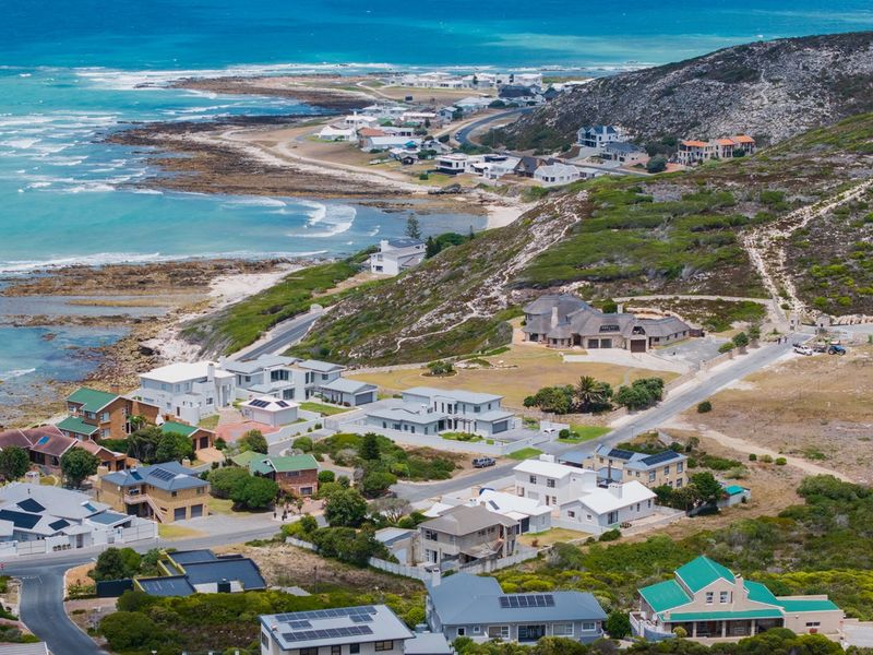 Spacious home with sea views - Photo 2