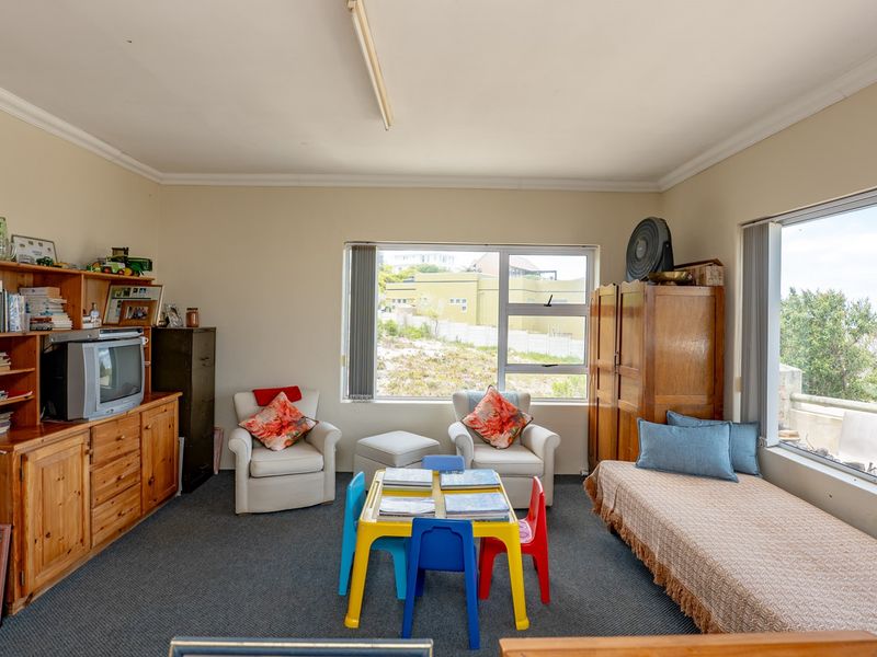 Spacious home with sea views - Photo 10