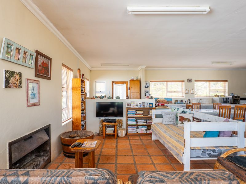 Spacious home with sea views - Photo 9