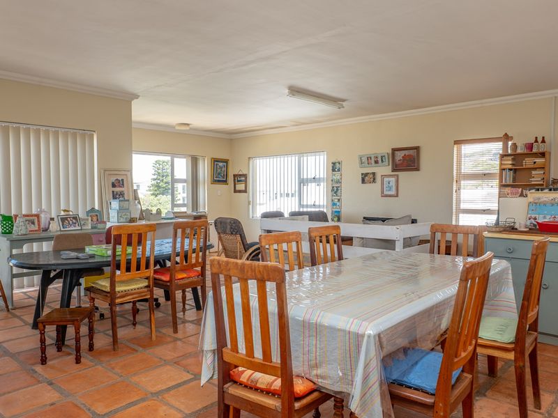 Spacious home with sea views - Photo 8