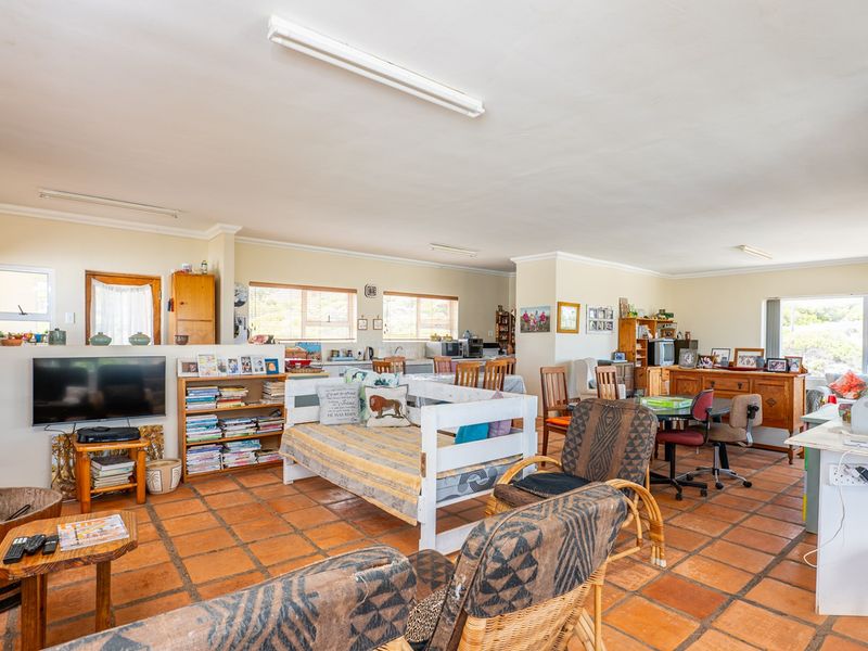 Spacious home with sea views - Photo 7