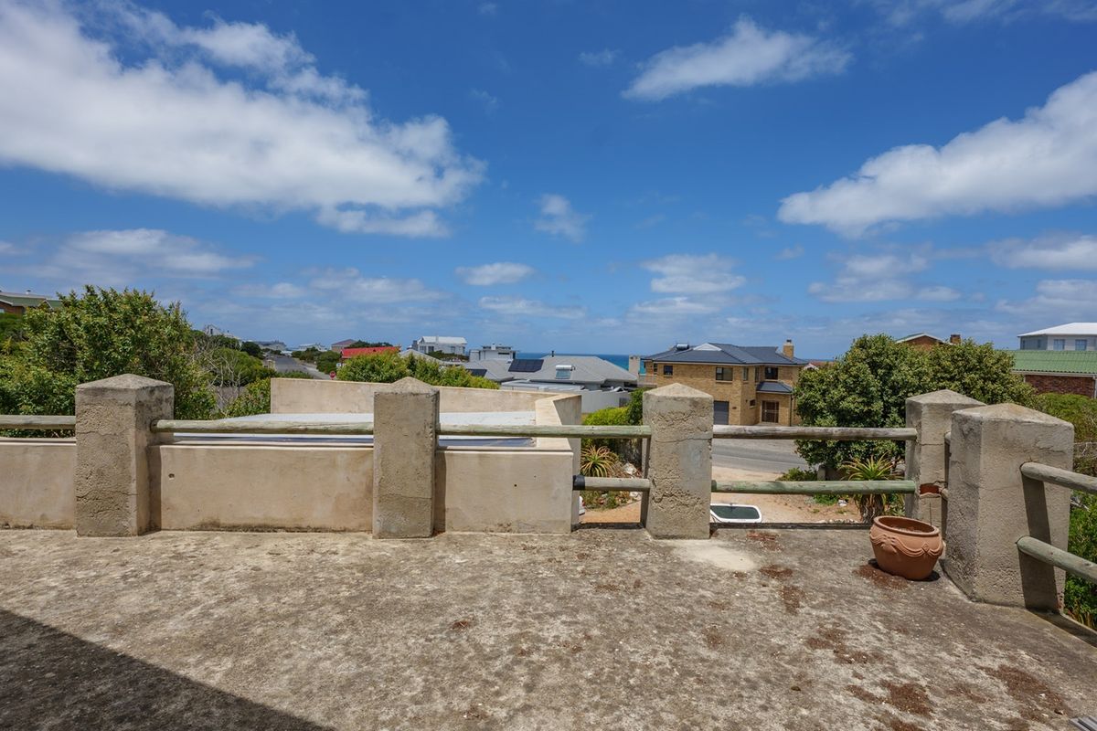 Spacious home with sea views - Photo 4