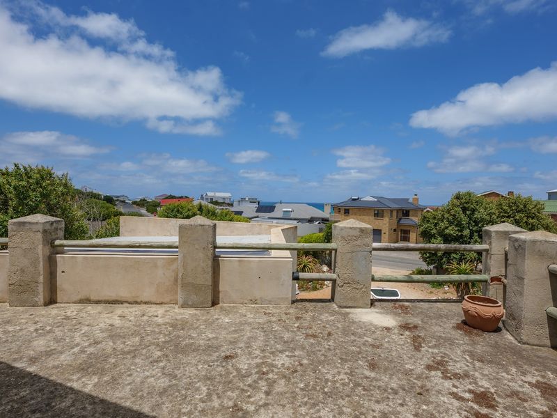 Spacious home with sea views - Photo 4