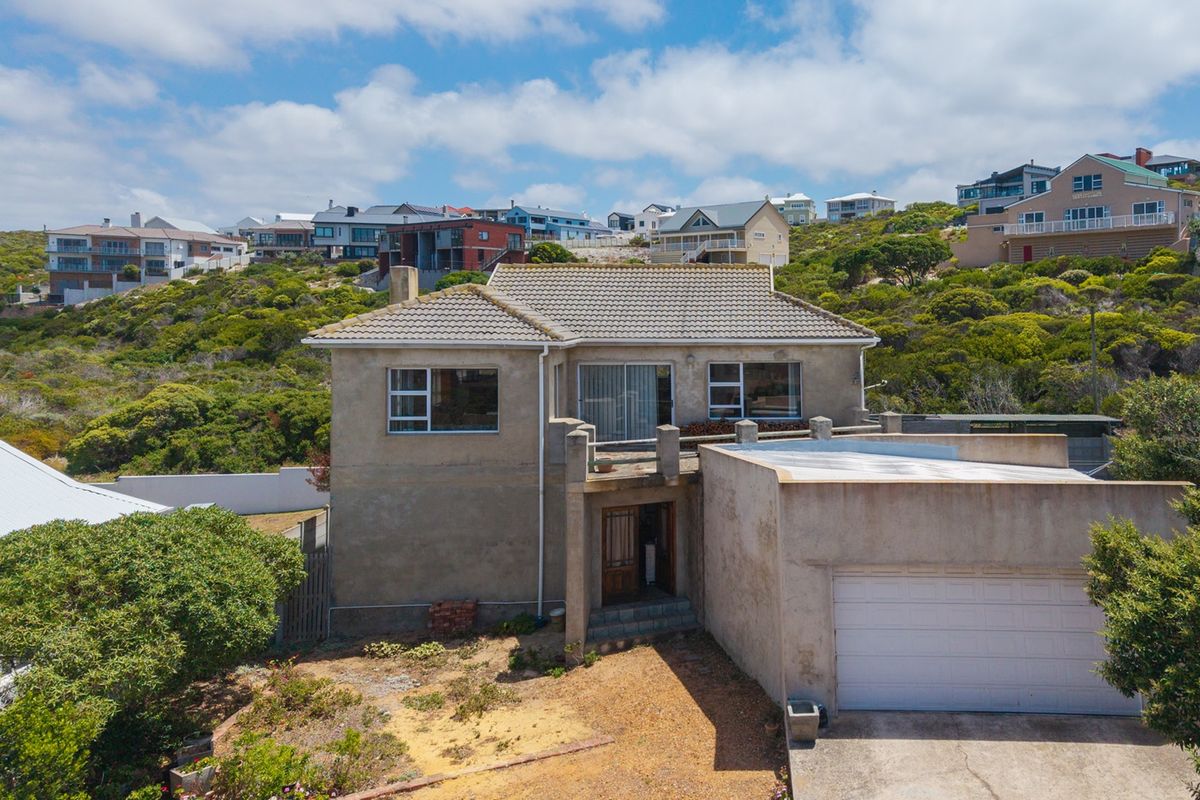 Spacious home with sea views - Photo 3