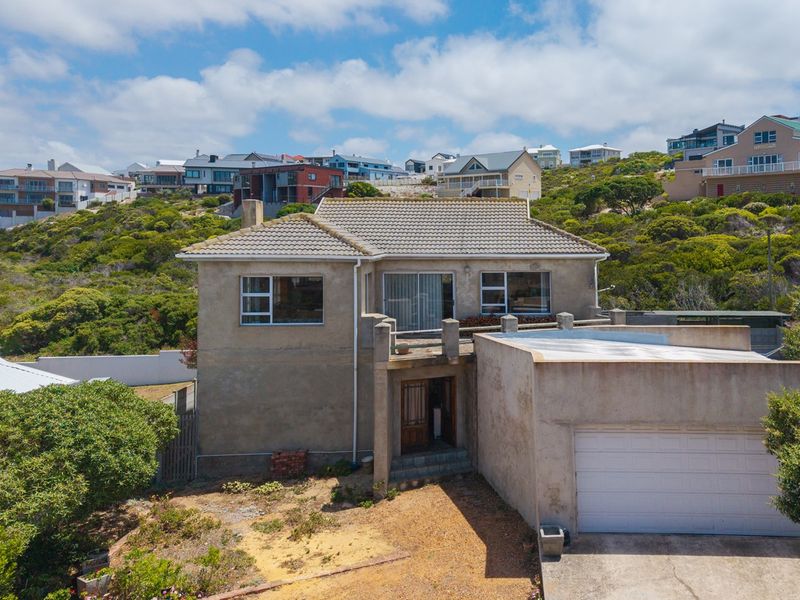 Spacious home with sea views - Photo 3