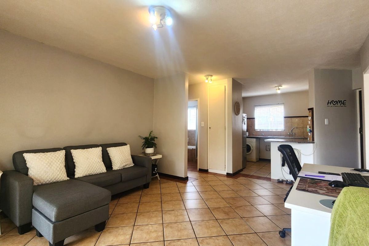 Neat Corner Unit with Exceptionally Large Garden - Photo 4