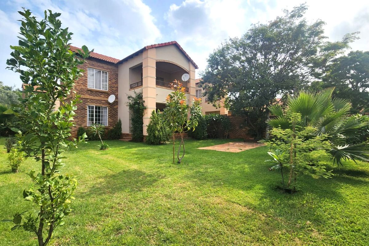 Neat Corner Unit with Exceptionally Large Garden - Photo 2