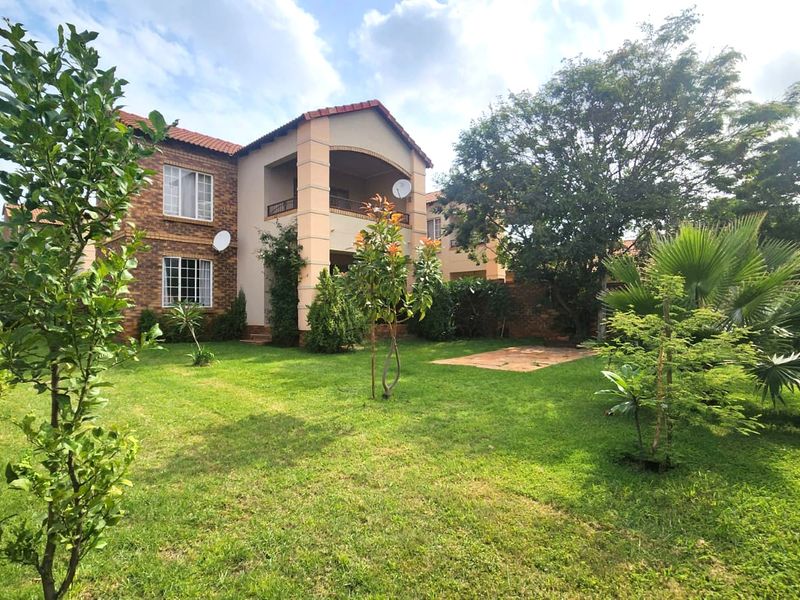 Neat Corner Unit with Exceptionally Large Garden - Photo 2