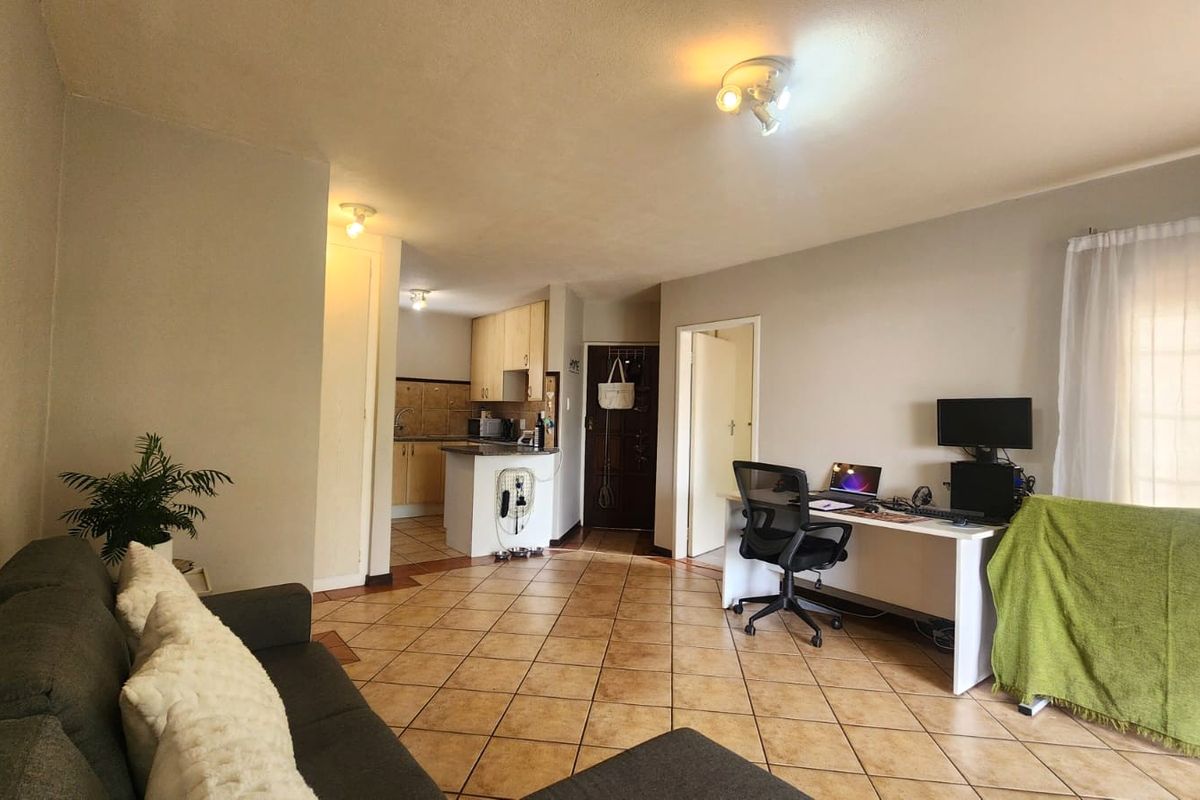 Neat Corner Unit with Exceptionally Large Garden - Photo 5