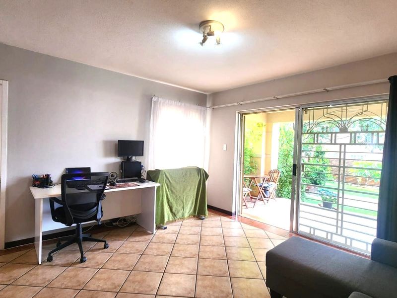 Neat Corner Unit with Exceptionally Large Garden - Photo 8